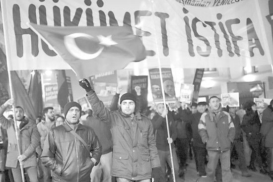 　土耳其民眾25日抗議政府貪腐行為。