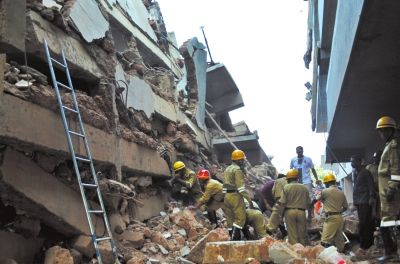4日，印度卡納科納，救援人員正在搜尋被掩埋的幸存者和遇難者遺體。圖/東方IC