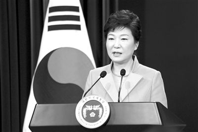 1月6日，韓國(guó)總統(tǒng)樸槿惠在首爾總統(tǒng)府青瓦臺(tái)舉行的新年記者會(huì)上發(fā)言。新華社發(fā)