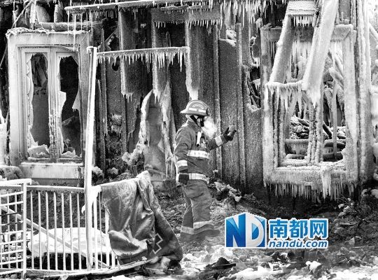 消防員用蒸汽機融化救火后殘留的冰層，尋找遇難者遺