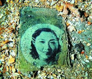 一名年輕女子的照片，很可能是當年士兵的家人。