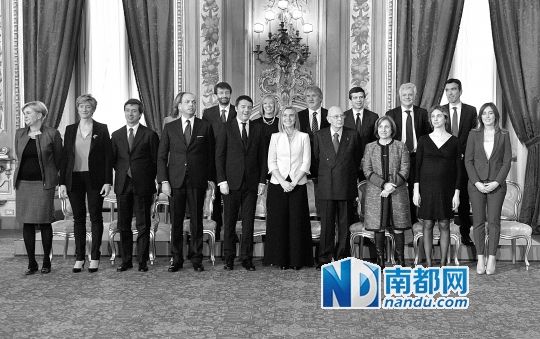 2月22日，在意大利羅馬總統(tǒng)府，新任總理馬泰奧·倫齊(前左五)與總統(tǒng)納波利塔諾(前右四)及新內(nèi)閣成員