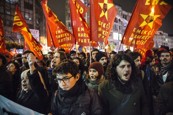 當(dāng)?shù)貢r(shí)間2014年2月25日，土耳其伊斯坦布爾，總理涉腐錄音引發(fā)全國(guó)抗議，要求本屆政府下臺(tái)。