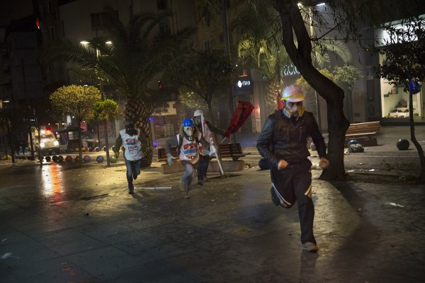 當(dāng)?shù)貢r(shí)間2014年2月25日，土耳其伊斯坦布爾，總理涉腐錄音引發(fā)全國(guó)抗議，要求本屆政府下臺(tái)。