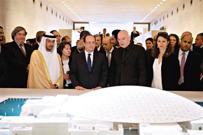 4月29日，法國總統(tǒng)奧朗德（中）和阿布扎比文化遺產(chǎn)委員會主席蘇爾坦親王（左）一起觀看“阿布扎比盧浮宮”建筑模型。盧浮宮計劃打造“阿布扎比盧浮宮”，以推廣法國文化。