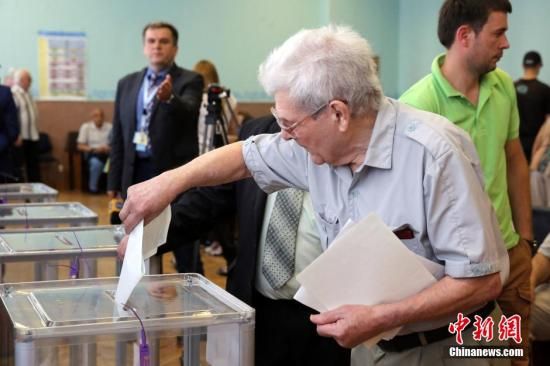 　5月25日，一名烏克蘭選民把填好的選票投入選票箱。