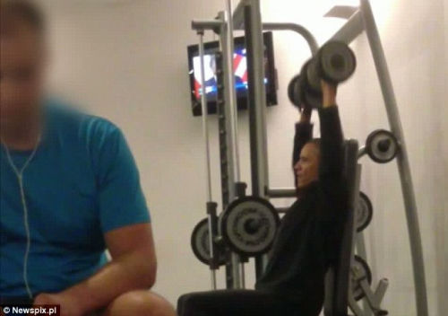 奧巴馬安?，F(xiàn)漏洞舉啞鈴健身時(shí)遭偷拍（組圖）（2）