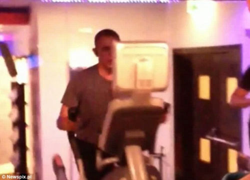 奧巴馬安?，F(xiàn)漏洞舉啞鈴健身時(shí)遭偷拍（組圖）（4）