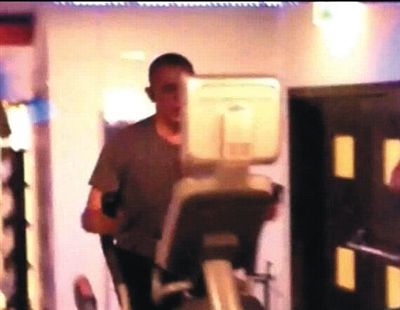 酒店健身中心，橢圓機(jī)上鍛煉的奧巴馬。