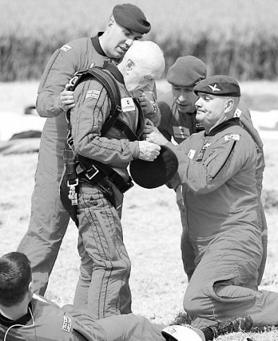 89歲的赫頓再次于70年前同一地點(diǎn)參加雙人跳傘。