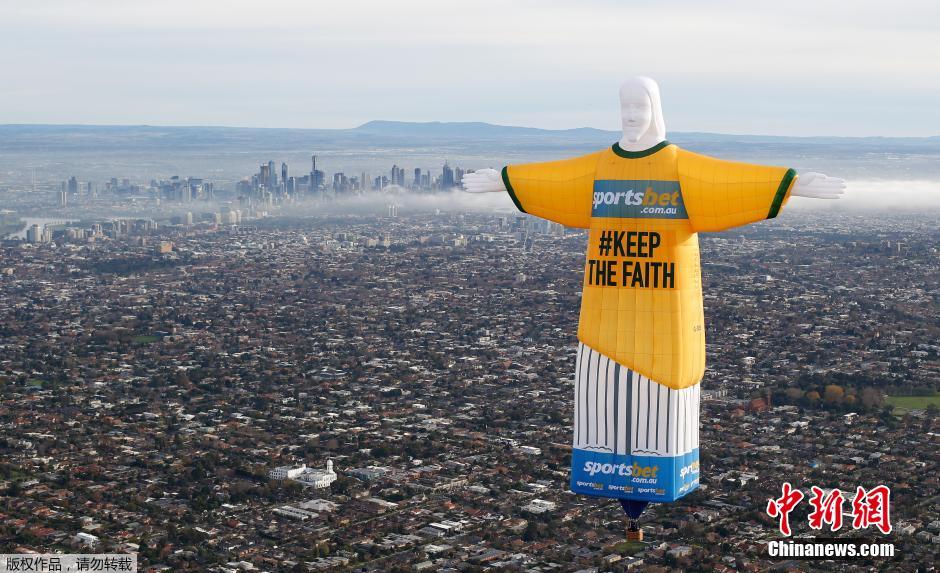 巨型基督像熱氣球亮相墨爾本 騰云駕霧為世界杯助威 巨型基督像熱氣球亮相墨爾本 騰云駕霧為世界杯助威