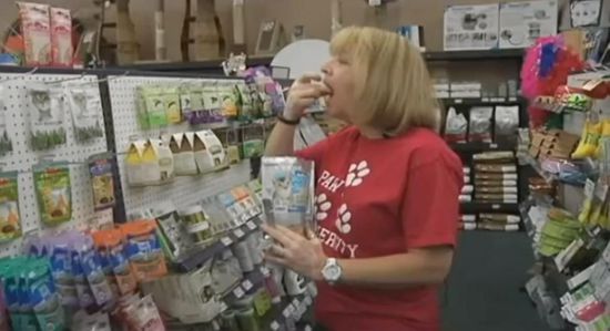 美國(guó)女子欲吃30天狗糧證明其營(yíng)養(yǎng)價(jià)值(圖) 美國(guó)女子欲吃30天狗糧證明其營(yíng)養(yǎng)價(jià)值(圖)