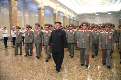 金正恩率領軍隊領導人等前往平壤錦繡山太陽宮瞻仰了金日成、金正日的遺容。
