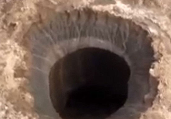 西伯利亞一火山口驚現(xiàn)80米大深洞 成因不明引發(fā)猜測(組圖)