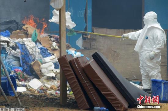 當?shù)貢r間2014年9月3日，利比里亞蒙羅維亞，約翰·菲茨杰拉德·肯尼迪醫(yī)院的醫(yī)護人員和病人。9月1日