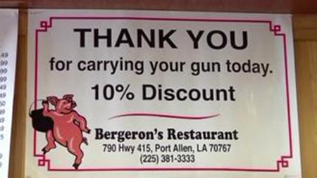 美國(guó)一餐廳鼓勵(lì)民眾帶槍光顧用餐可打9折(圖) 美國(guó)一餐廳鼓勵(lì)民眾帶槍光顧用餐可打9折(圖)