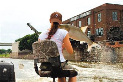 亞洲鯉魚突然躍出水面，對游客“發(fā)動襲擊”。