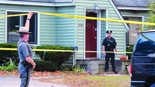 8日，紐約州當?shù)鼐旆怄i案發(fā)現(xiàn)場。