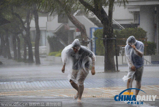 超強(qiáng)臺(tái)風(fēng)來(lái)襲 沖繩300多航班取消17人受傷