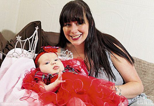 柯林斯在女兒盧娜6個(gè)月大時(shí)，便讓女兒參加選美。