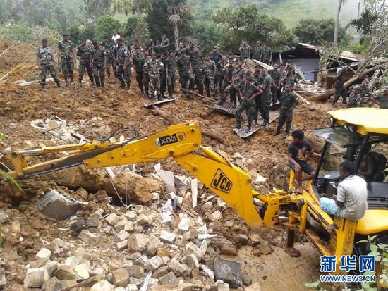 　10月29日，斯里蘭卡救援部隊(duì)抵達(dá)山體滑坡災(zāi)區(qū)展開(kāi)救援。