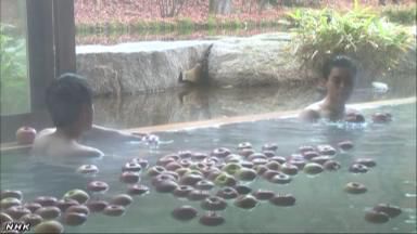 一個個蘋果漂浮在浴槽內(nèi)（NHK網(wǎng)頁截圖）。