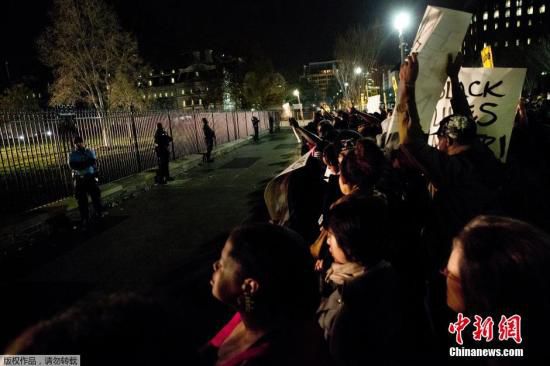 美國白宮前擠滿了抗議槍殺黑人青年的白人警察免遭起訴案件的美國民眾。