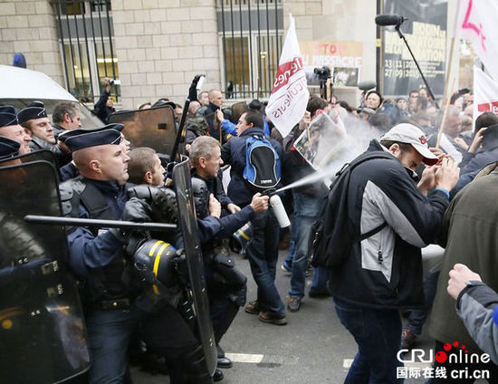 　　當(dāng)?shù)貢r間2014年11月27日，法國巴黎，法國農(nóng)民帶綿羊在埃菲爾鐵塔附近抗議，要求環(huán)保部門采取有效措施解決狼群襲擊羊群問題?！D片來源：TRICK KOVARIK/CFP