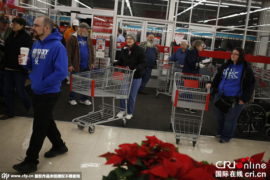 美國民眾搶購打折商品 迎“黑色星期五”血拼日(高清組圖)