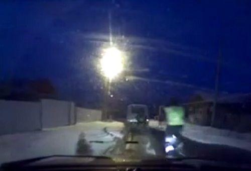 警車追逐中仍未追上可疑汽車，此時(shí)令人震驚的一幕出現(xiàn)，一名警察從警車中跳出來(lái)，向可疑車輛跑去。