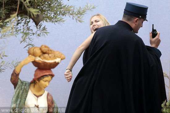 女權(quán)組織Femen成員梵蒂岡裸身示威 被警察帶走