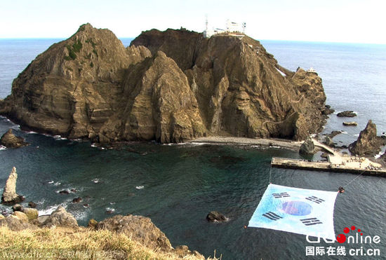 韓民間人士在獨(dú)島放巨幅韓國國旗 欲申請世界紀(jì)錄(組圖) 韓民間人士在獨(dú)島放巨幅韓國國旗 欲申請世界紀(jì)錄(組圖)