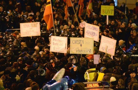 示威人群打出標(biāo)語。