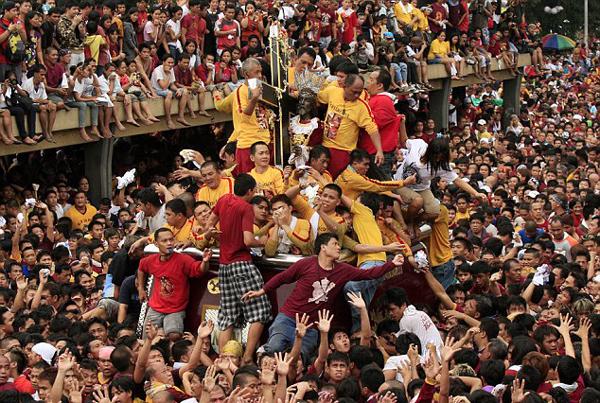 2011年“黑耶穌節(jié)”上，無(wú)數(shù)信徒希望觸摸到黑色耶穌雕像。