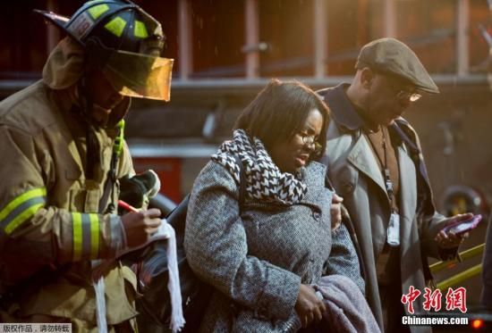 當(dāng)?shù)貢r(shí)間1月12日，美國(guó)華盛頓市中心朗方廣場(chǎng)站突然冒出濃煙，事件導(dǎo)致一名女性喪生。