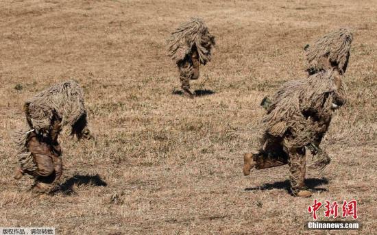 資料圖：當(dāng)?shù)貢r(shí)間2015年1月11日，日本船橋市，日本自衛(wèi)隊(duì)進(jìn)行新年軍演，大約500名軍人和24架飛機(jī)參與了本次演習(xí)。 視頻：日本敲定史上最大規(guī)模國(guó)防預(yù)算費(fèi)來源:央視軍事農(nóng)業(yè)