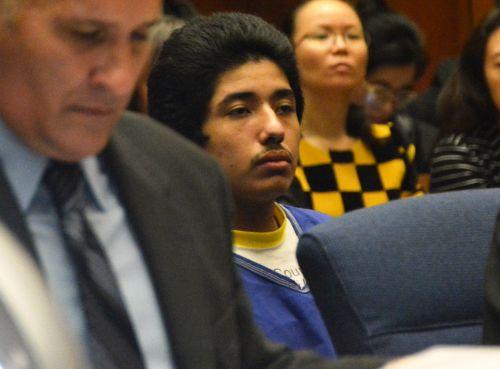 嫌犯卡門(mén)（中）在初審法庭上。（僑報(bào)網(wǎng)：圖片由法庭指定攝影師提供）