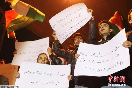 約旦軍方宣布，被極端組織“伊斯蘭國”劫為人質(zhì)的飛行員卡薩斯貝已遭殺害，憤怒的抗議群眾聚集首都安曼。 視頻：約旦政府談人質(zhì)遇害：一定會(huì)做出強(qiáng)有力回?fù)魜碓?央視新聞