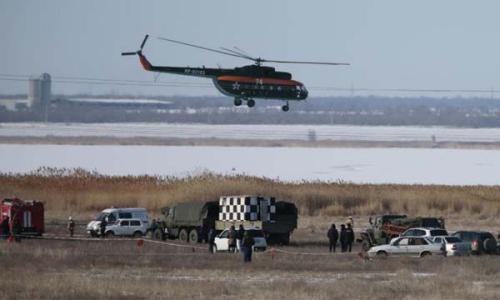 圖片說(shuō)明：當(dāng)?shù)貢r(shí)間2月11日，一架俄羅斯蘇—24轟炸機(jī)在著陸過(guò)程中墜毀，救援人員正在偵察失事區(qū)域。(