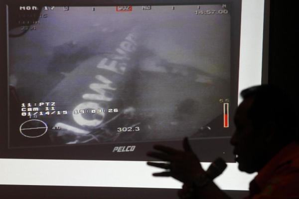 這是1月14日新加坡國防部長黃永宏在其社交網(wǎng)站上傳的亞航失事航班QZ8501機(jī)身照片。