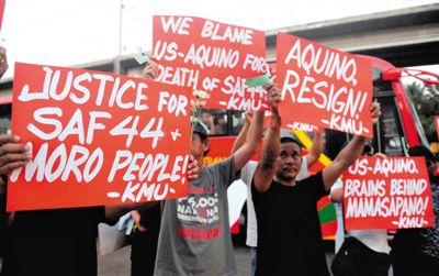 2月3日，菲律賓馬尼拉，民眾舉行示威游行悼念遇難的44名特警，并要求總統(tǒng)阿基諾下臺(tái)，對(duì)此次反恐行動(dòng)失敗負(fù)責(zé)。
