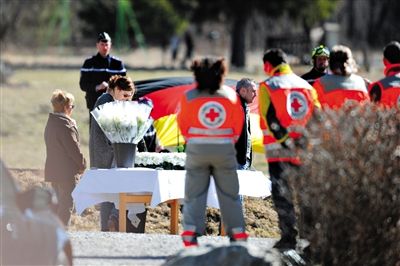 29日，法國(guó)塞訥鎮(zhèn)，搜救人員和遇難者家屬一同向遇難者致哀。