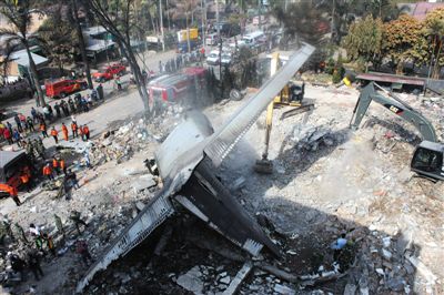 7月1日，搜救人員在印尼軍機(jī)墜毀現(xiàn)場進(jìn)行搜救和清理工作。