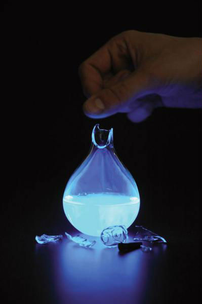 荷蘭藝術(shù)家發(fā)明人血燃料燈，一滴血照亮整間房。圖片來(lái)源：新加坡《聯(lián)合早報(bào)》網(wǎng)站