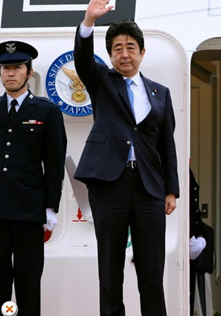 安倍在機場告別，面色凝重