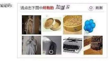 澎湃新聞記者從鐵路上海站了解到，目前窗口售票采用的系統(tǒng)與12306網(wǎng)購不同，購票者通過身份證件的驗(yàn)證，即可購票。根據(jù)往年經(jīng)驗(yàn)，每年臘月二十三到二十九的火車票最為緊俏，對應(yīng)的網(wǎng)絡(luò)購票日期為12月4日至10日，春運(yùn)火車票搶票也進(jìn)入最白熱化的狀態(tài)。對此，鐵路部門提醒，如果沒能在第一時(shí)間買到票，旅客不妨在起售時(shí)間30分鐘后、開車前15天和開車前1天三個(gè)時(shí)間點(diǎn)“撿漏”，可能會有意外的收獲。