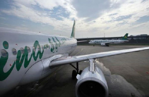 資料圖片：上海虹橋機(jī)場(chǎng)停靠的一架春秋航空客機(jī)。（圖片來(lái)源：路透社）