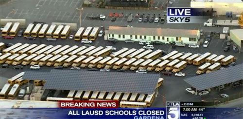 圖：美國(guó)KTLA電視臺(tái)直播畫(huà)面顯示，洛杉磯聯(lián)合學(xué)區(qū)校巴已被叫停，家長(zhǎng)被通知暫不能送孩子上學(xué)。