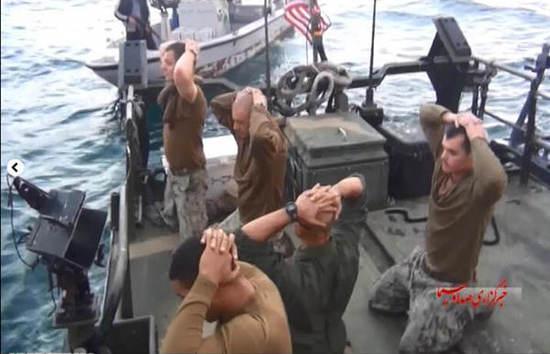 圖為美國大兵雙手抱頭，跪地道歉。