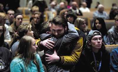 2月21日，美國密歇根州卡拉馬祖縣，連環(huán)槍擊案發(fā)生后，民眾在教堂禱告。